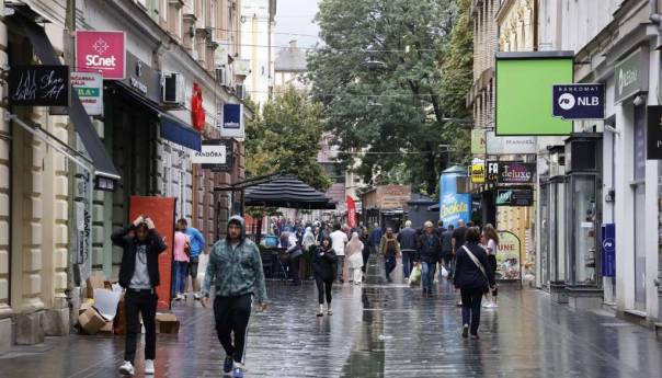 U BiH umjereno do pretežno oblačno s lokalnim pljuskovima, ponegdje praćenih grmljavinom