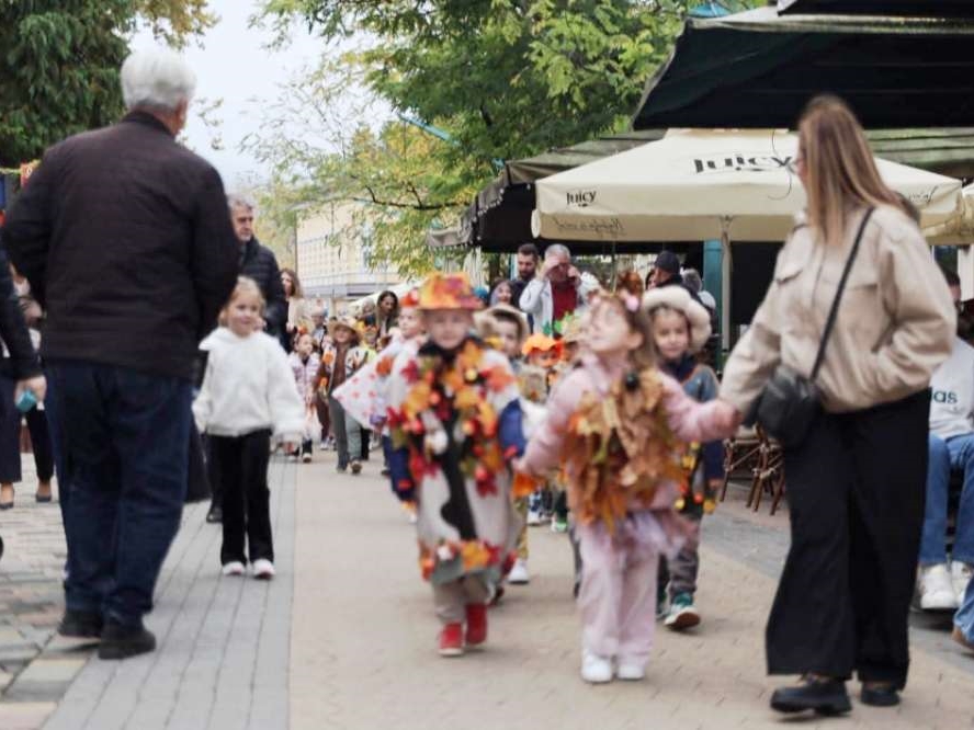 U Bihaću jesenji defile mališana razvedrio gradske ulice
