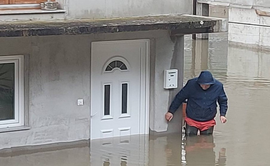 U Bihaću poplavljeno više naselja, širom Krajine aktivirana brojna klizišta