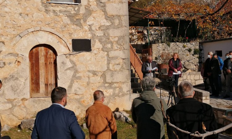 U Bitunji kod Stoca otkrivena spomen ploča u rodnoj kući Alije Isakovića