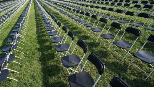 U blizini Bijele kuće 20.000 crnih stolica kao sjećanje na umrle od koronavirusa