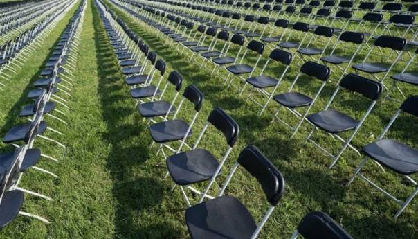 U blizini Bijele kuće 20.000 crnih stolica kao sjećanje na umrle od koronavirusa