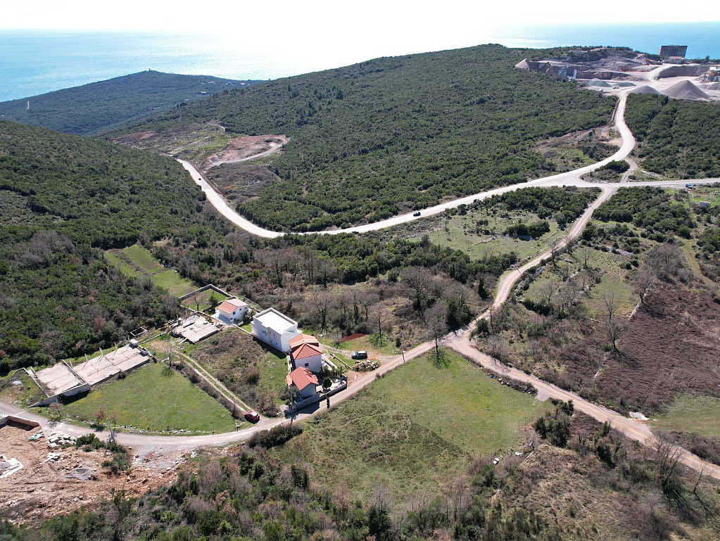 U blizini Budve pronađena plantaža marihuane, privedene tri osobe
