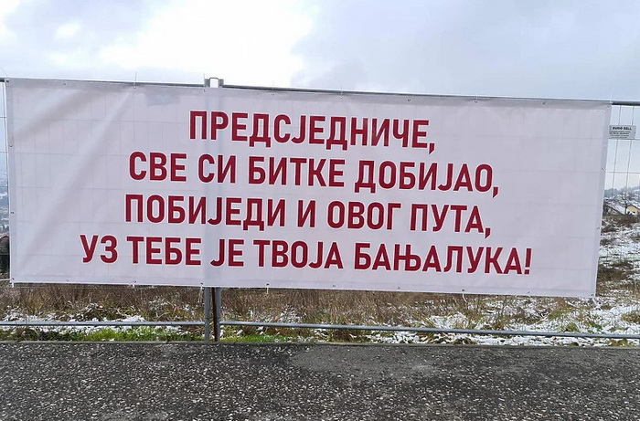 U blizini UKC-a u osvanuo pano s porukom podrške Dodiku