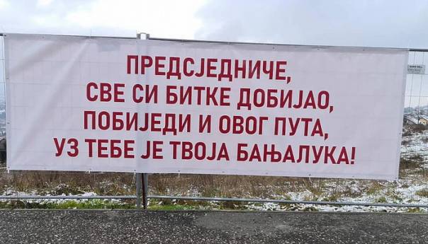 U blizini UKC-a u osvanuo pano s porukom podrške Dodiku