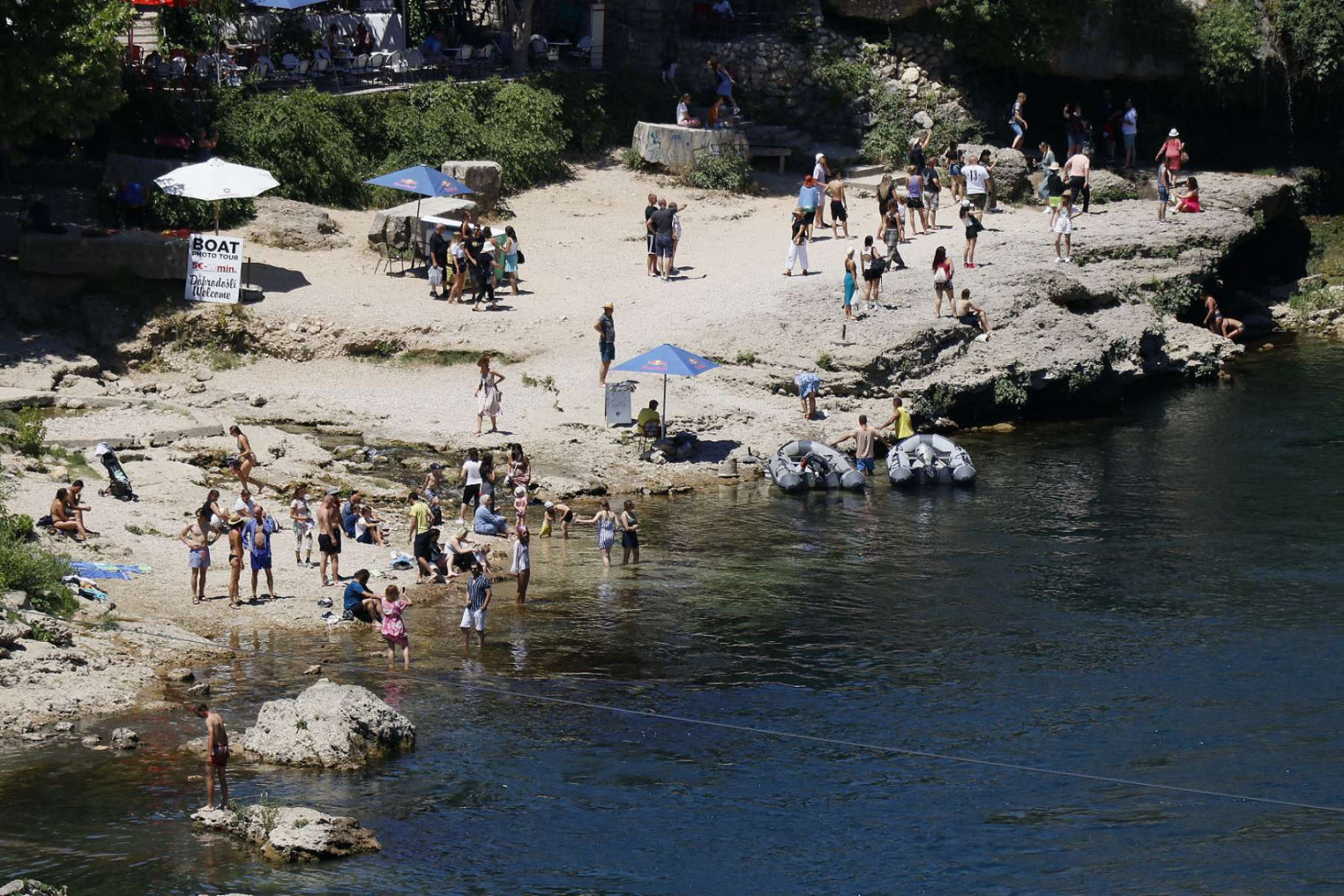 U Bosni oblačno sa slabom kišom, u Hercegovini pretežno sunčano