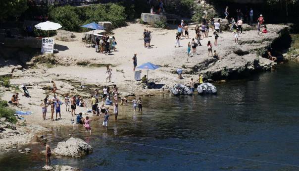 U Bosni oblačno sa slabom kišom, u Hercegovini pretežno sunčano