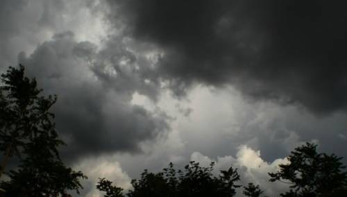 U Bosni pretežno oblačno s kišom, u Hercegovini više sunca