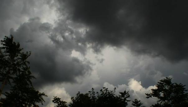 U Bosni pretežno oblačno s kišom, u Hercegovini više sunca