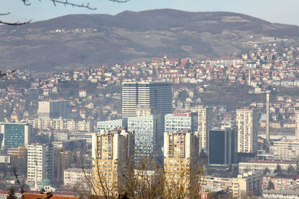 U Bosni umjereno do pretežno oblačno, slaba kiša na području Krajine