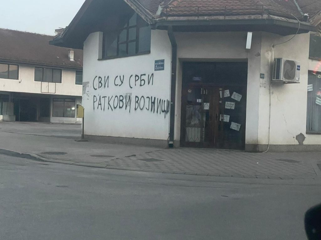 U Bratuncu osvanuo natpis "Svi su Srbi Ratkovi vojnici"