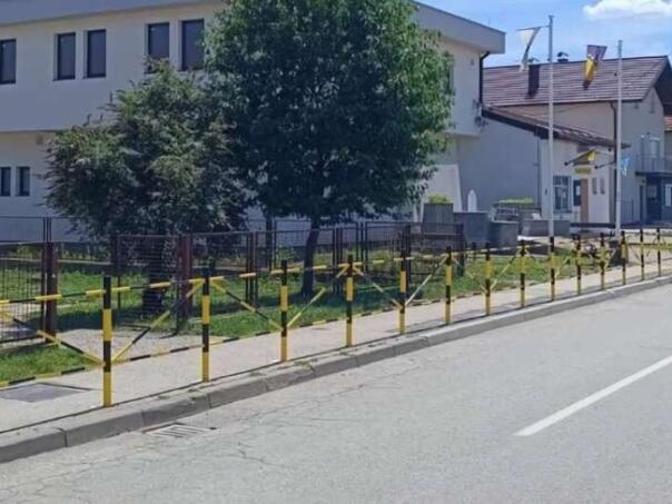 U Brčkom postavljene nove zaštitne ograde ispred škola