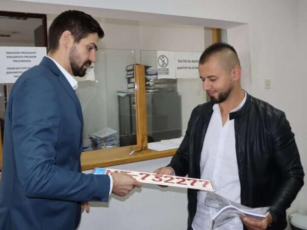 U Brčkom uručene prve probne registarske tablice pravnim licima