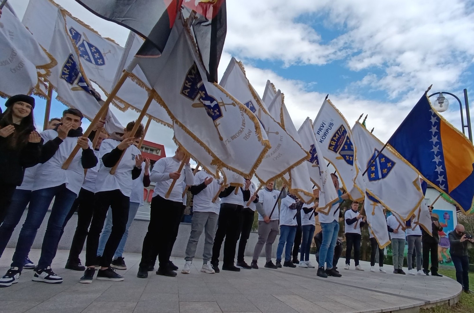 U Brezi obilježena godišnjica Armije RBiH: Defile, polaganje cvijeća i svečana akademija