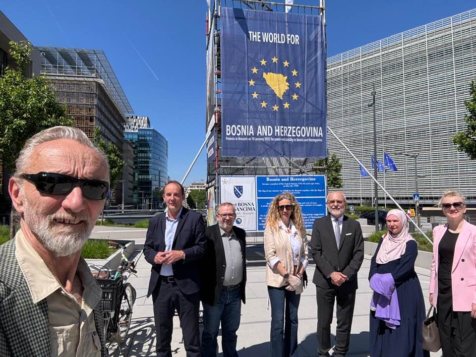 U Briselu obilježen Dan prijema BiH u UN: Postavljen "Bosanski toranj" na trgu Schuman