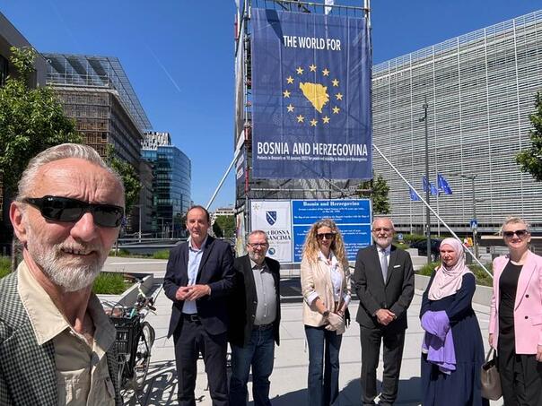 Dan prijema BiH u UN: U Briselu postavljen "Bosanski toranj" na trgu Schuman