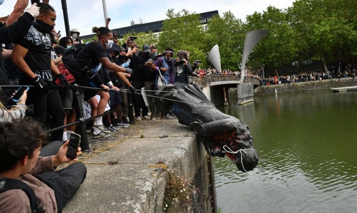 U Bristolu srušili spomenik robovlasnika Edvarda Kolstona