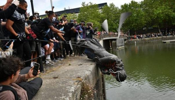 U Bristolu srušili spomenik robovlasnika Edvarda Kolstona