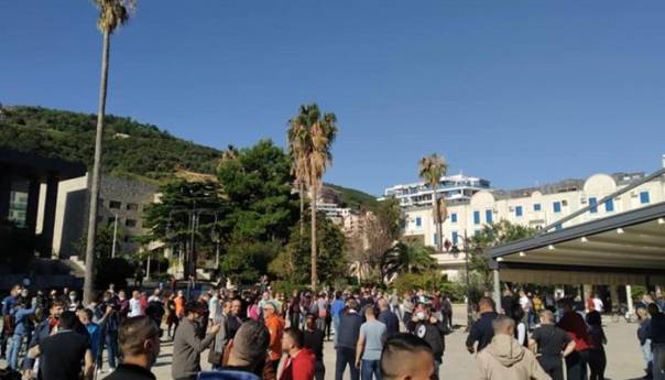 U Budvi održan protest ugostitelja