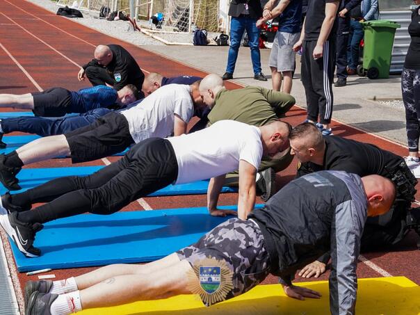U Cazinu održan test snage i izdržljivosti za nove policajce USK