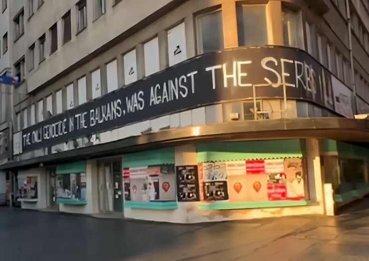 U centru Beograda postavljen grafit koji negira genocid u Srebrenici