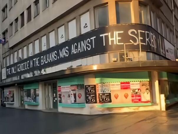 U centru Beograda postavljen grafit koji negira genocid u Srebrenici