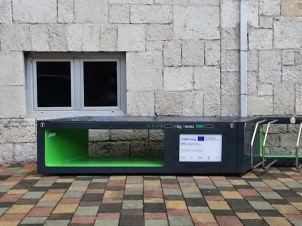 U centru Bihaća postavljena pametna solarna klupa