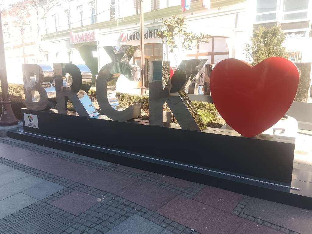 U centru Brčkog postavljen "selfie znak" u cilju turističke promocije grada