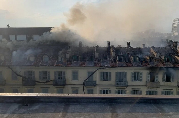 U centru Torina izbio veliki požar, vatrogasci se bore s vatrenom stihijom
