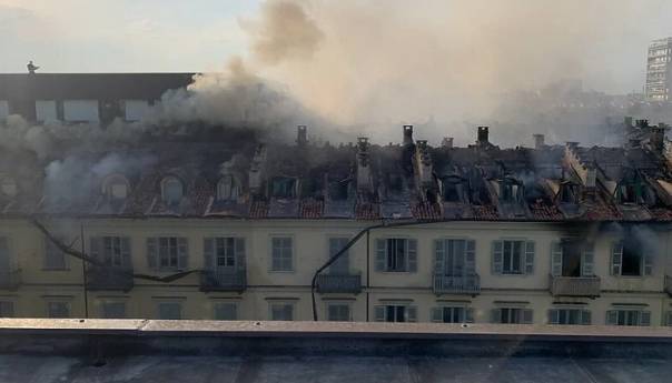 U centru Torina izbio veliki požar, vatrogasci se bore s vatrenom stihijom