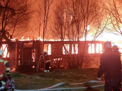 U centru Velike Kladuše zapalio se objekat "Saniteksa"