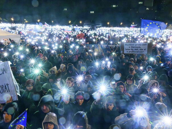 U Češkoj i Slovačkoj protest na dan Baršunaste revolucije: Fico nas odvlači od demokratskog svijeta