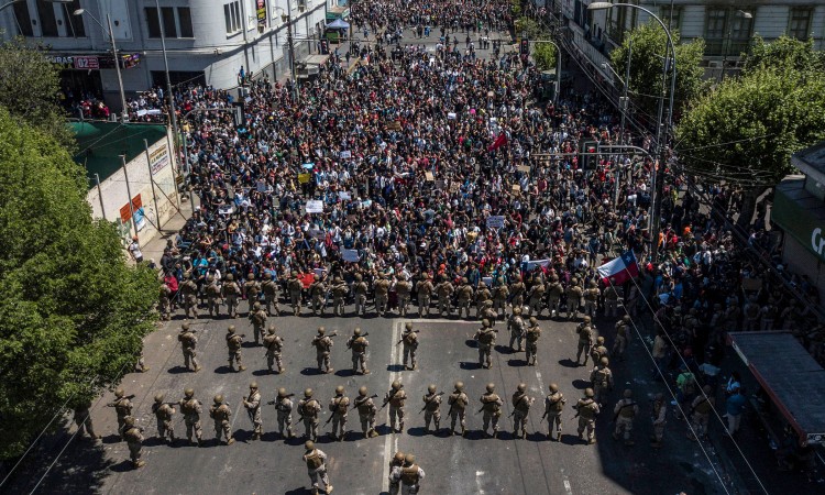 U Čileu hiljade ljudi na ulicama obilježilo godišnjicu antivladinih protesta