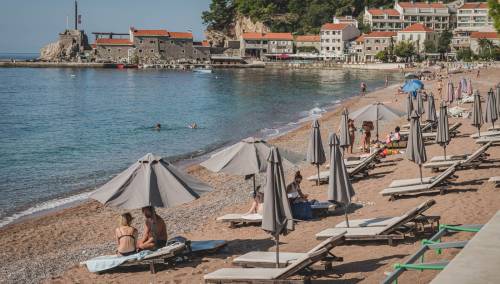 U Crnoj Gori od danas plaže i kafići, gužva pred prodavnicama