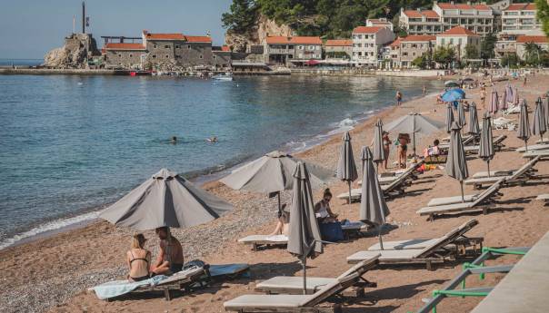 U Crnoj Gori od danas plaže i kafići, gužva pred prodavnicama