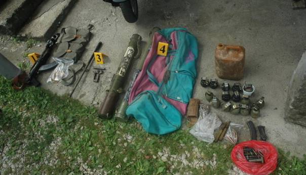 U Derventi pretresi na četiri lokacije, pronađeni droga, oružje ...