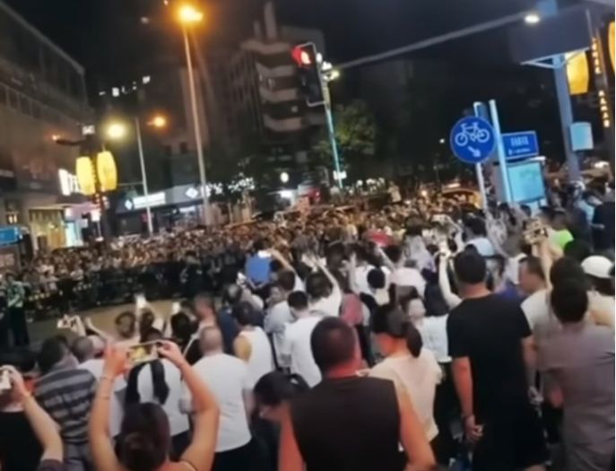 U dijelu Kine vlasti naredile obavezno kremiranje, ljudi izašli na ulice