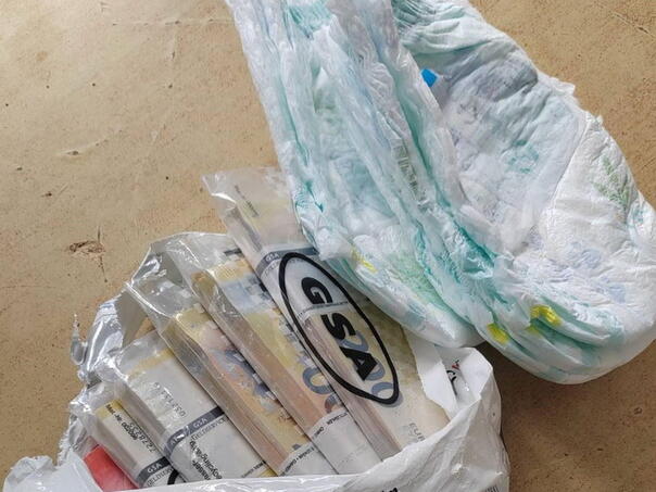 U dječijim pelenama krili 130.000 eura i 5.500 dolara