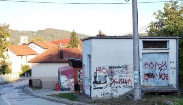 U dobojskom naselju Orašje grafiti 'Nož, žica' i 'Kolji balije'