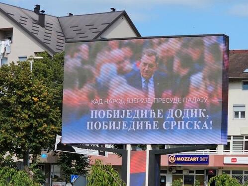 U Doboju i Tesliću osvanuli plakati podrške Dodiku