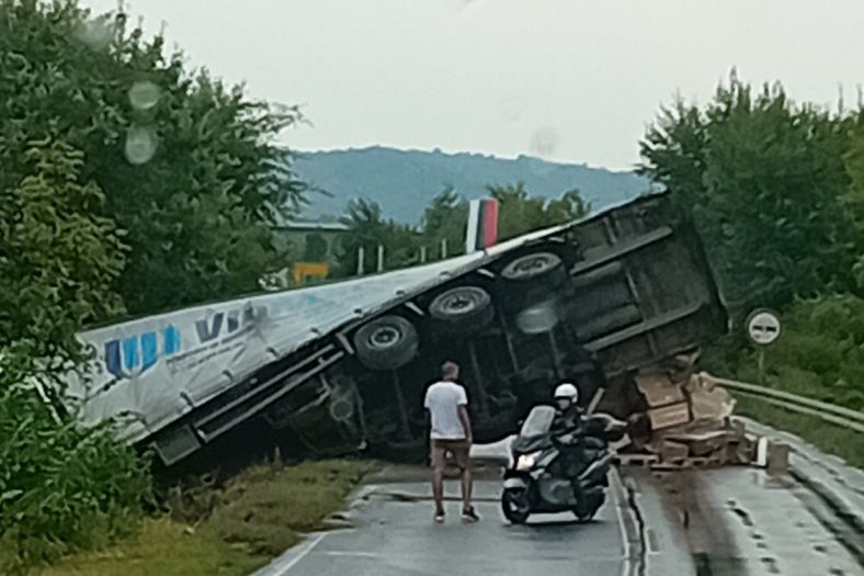 U Doboju se prevrnuo šleper, stvorile se ogromne gužve