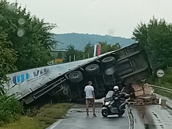 U Doboju se prevrnuo šleper, stvorile se ogromne gužve