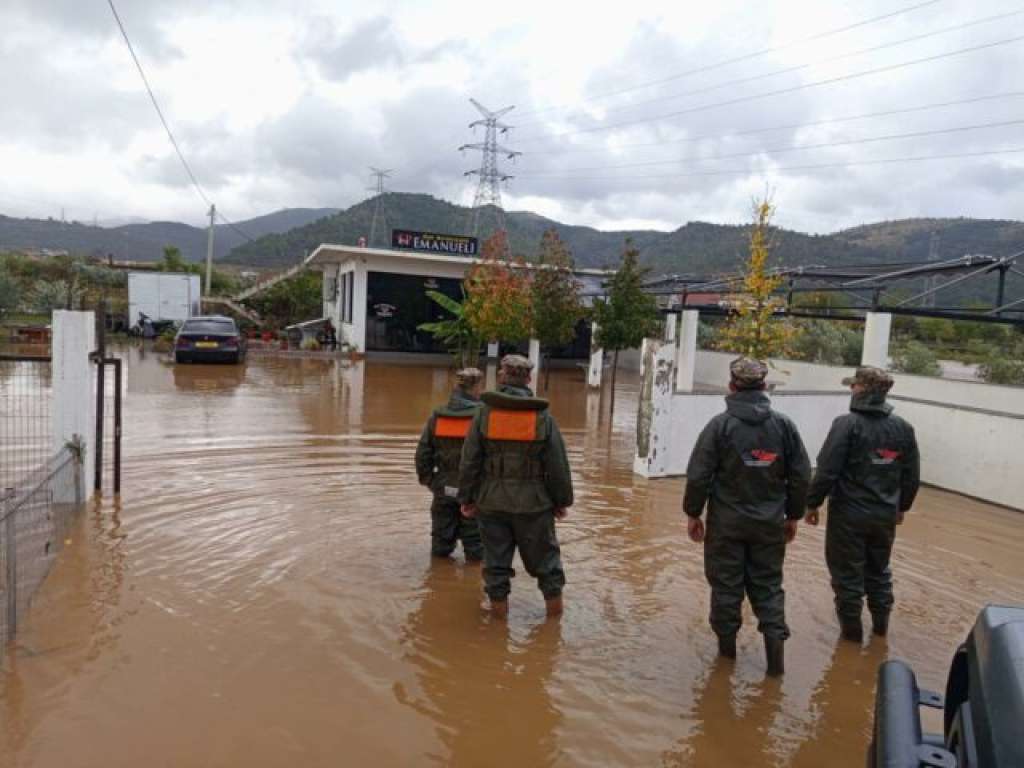 U Draču poplavljeno 800 domova, evakuirano 180 stanovnika, opasnost nije prošla