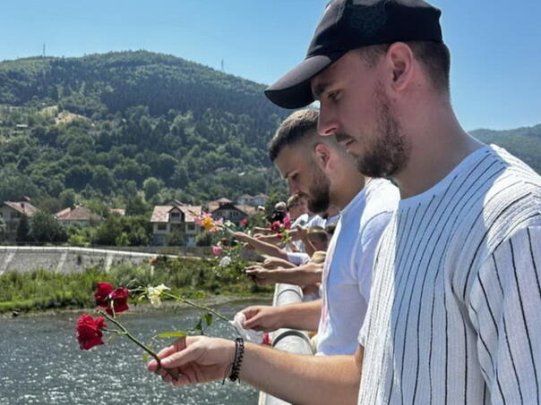 U Drinu bačene ruže u znak sjećanja na žrtve genocida u Srebrenici