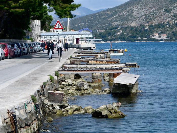 U Dubrovniku prevrnuo 12 motora, odlomio retrovizor na autu, pa završio u bolnici