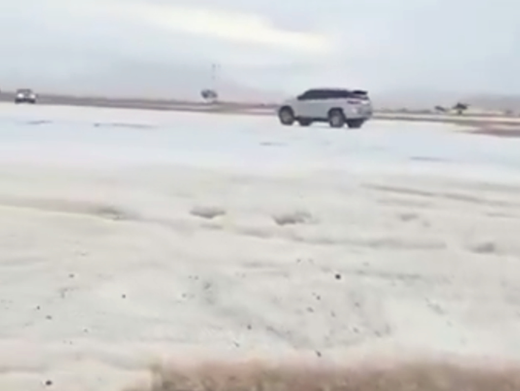 U Emiratima padao snažan grad, pustinju prekrio led