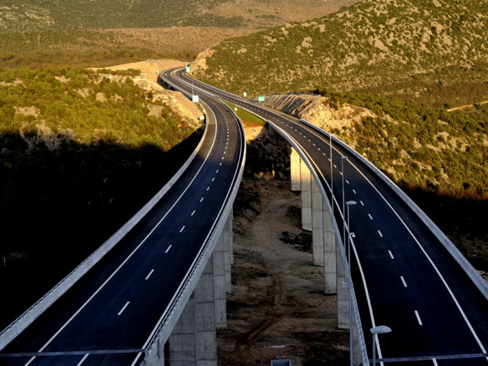 U FBiH ima 1.165 mostova, 94 tunela, te 2.471 km magistralnih i 2.605 km regionalnih cesta