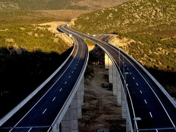 U FBiH ima 1.165 mostova, 94 tunela, te 2.471 km magistralnih i 2.605 km regionalnih cesta