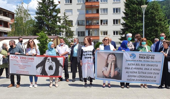 U Foči odata počast silovanim ženama, murali zločinaca nisu uklonjeni