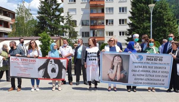 U Foči odata počast silovanim ženama, murali zločinaca nisu uklonjeni